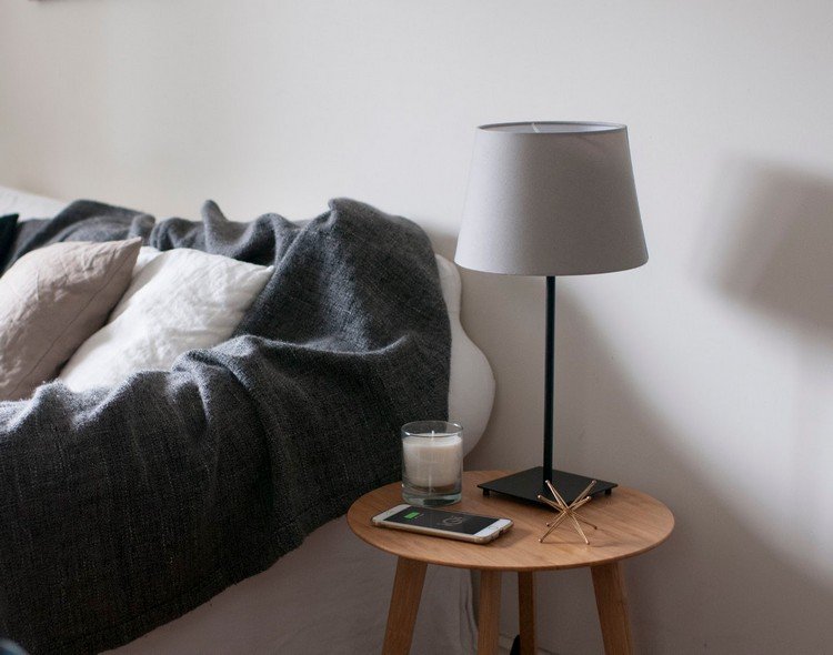 bezdrôtový-nabíjací-bočný-stolík-bambus-furniqui-nočný stolík