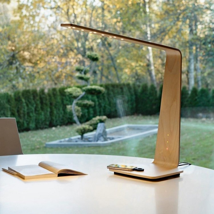 bezdrotove-nabijanie-iphone-5-stolna lampa-drevene-