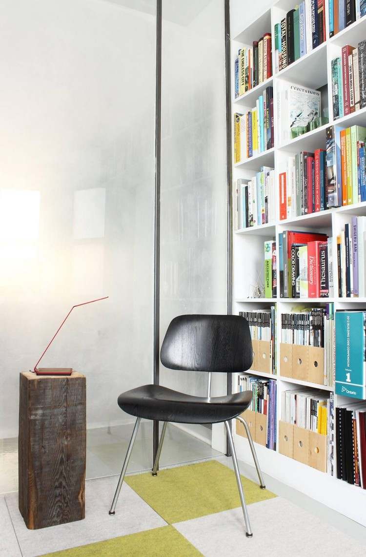 kútik na čítanie bezdrôtového nabíjania-aerelight-red-table-lamp-lamp