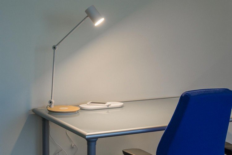 bezdrôtové nabíjanie-ikea-nábytok-stolná-lampa-pracovný priestor-bez zamotaných káblov