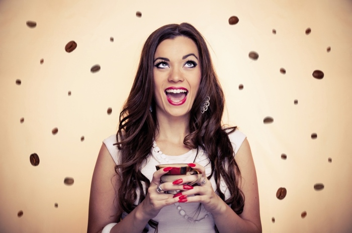 Kávovar - varianty a tipy na výber ranná káva raňajky živé kávové zrná žena