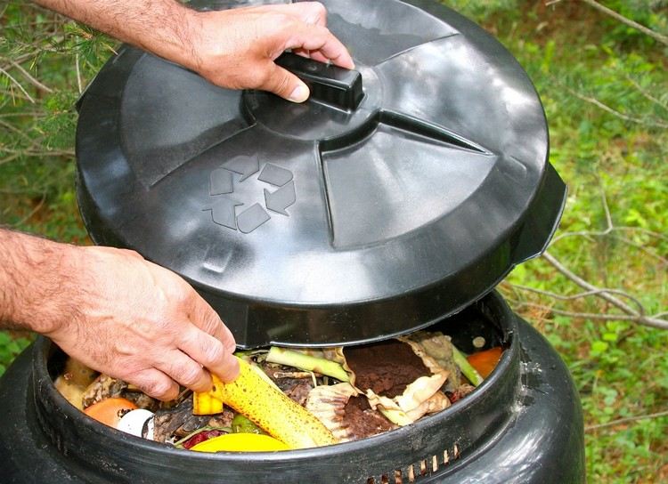 Kávová usadenina v záhradnom komposte urýchľuje proces hniloby