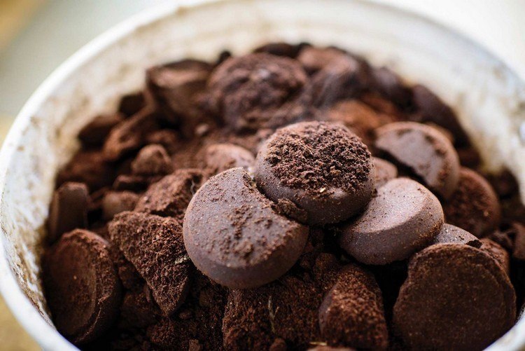 Kávová usadenina v záhrade používa záhradné tipy