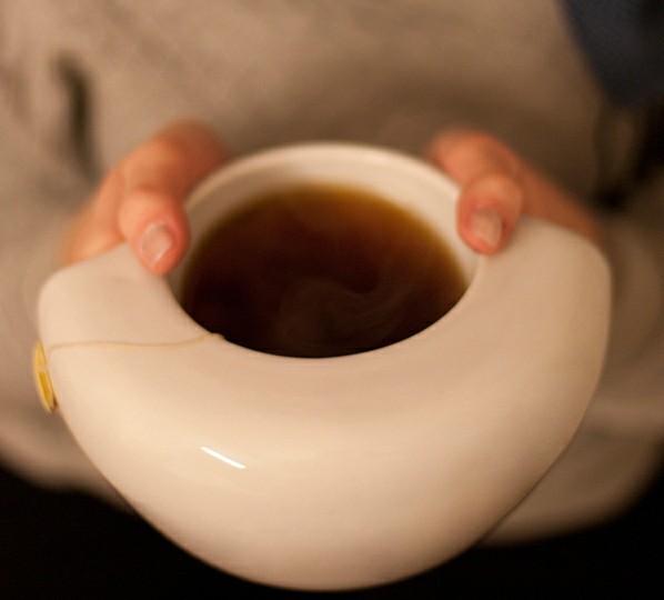 Šálka kávy porcelánový nápad biela farba teplé ruky