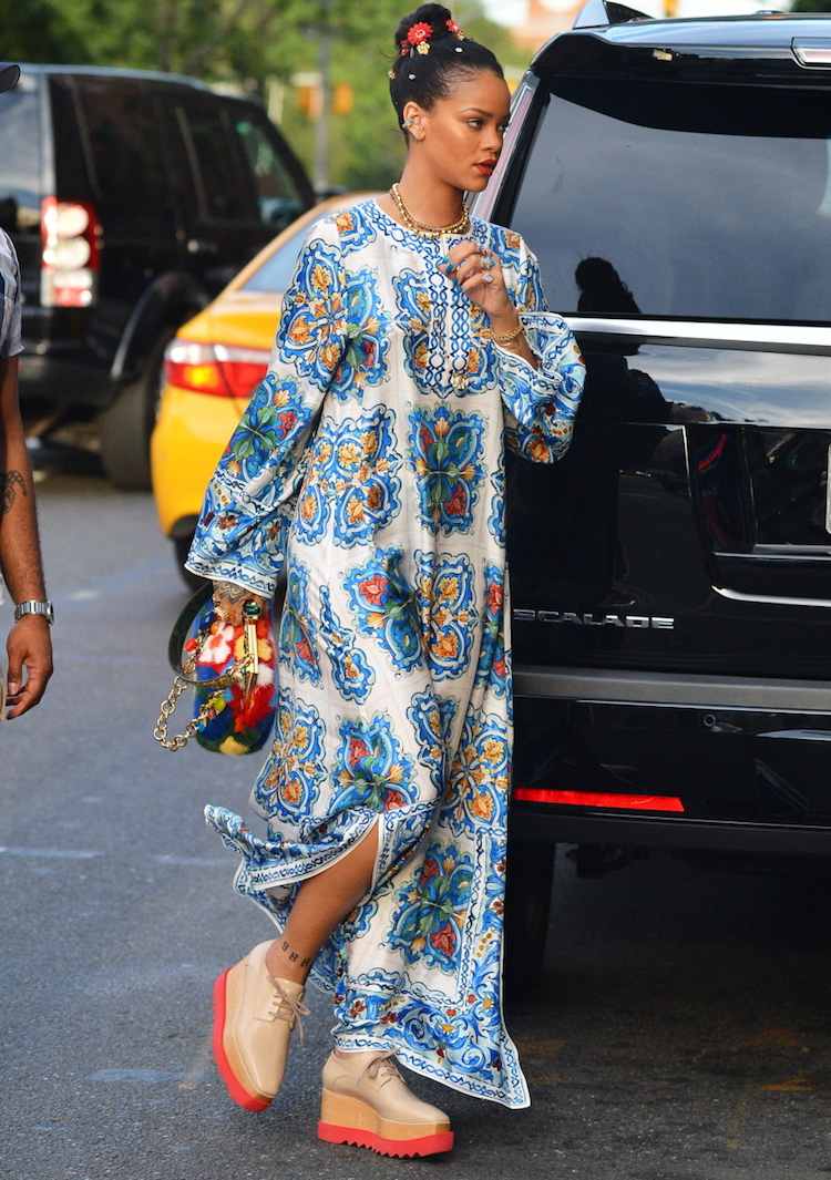 Rihanna s kaftanovými šatami od D & amp; G kaftan-fashion-outfits-rihanna-dolce-gabanna-ornaments