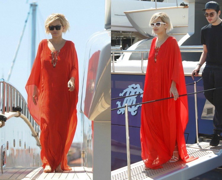 Rita Ora v jasne červenom kaftane na lodi kaftan-fashion-outfits-red-boat-party-rita-ora