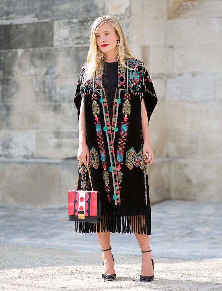 bujné etnické motívy na čiernom kaftane kaftan-fashion-outfity-čierna-etno-elegantná-extravagantná