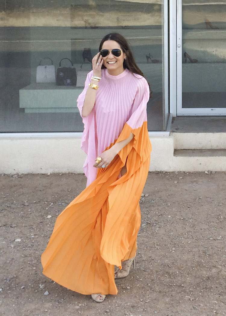 elegantné kaftanové šaty s riasením v slnečných farbách caftan-fashion-outfity-skladané-ružovo-oranžovo-elegantné