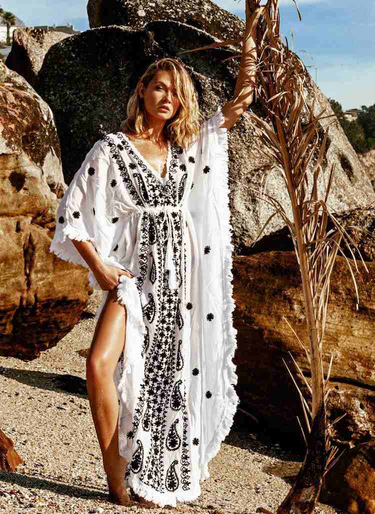 biely kaftan - skutočný spoločník na dovolenke kaftan-fashion-outfity-beach-biela-bavlna-strapce