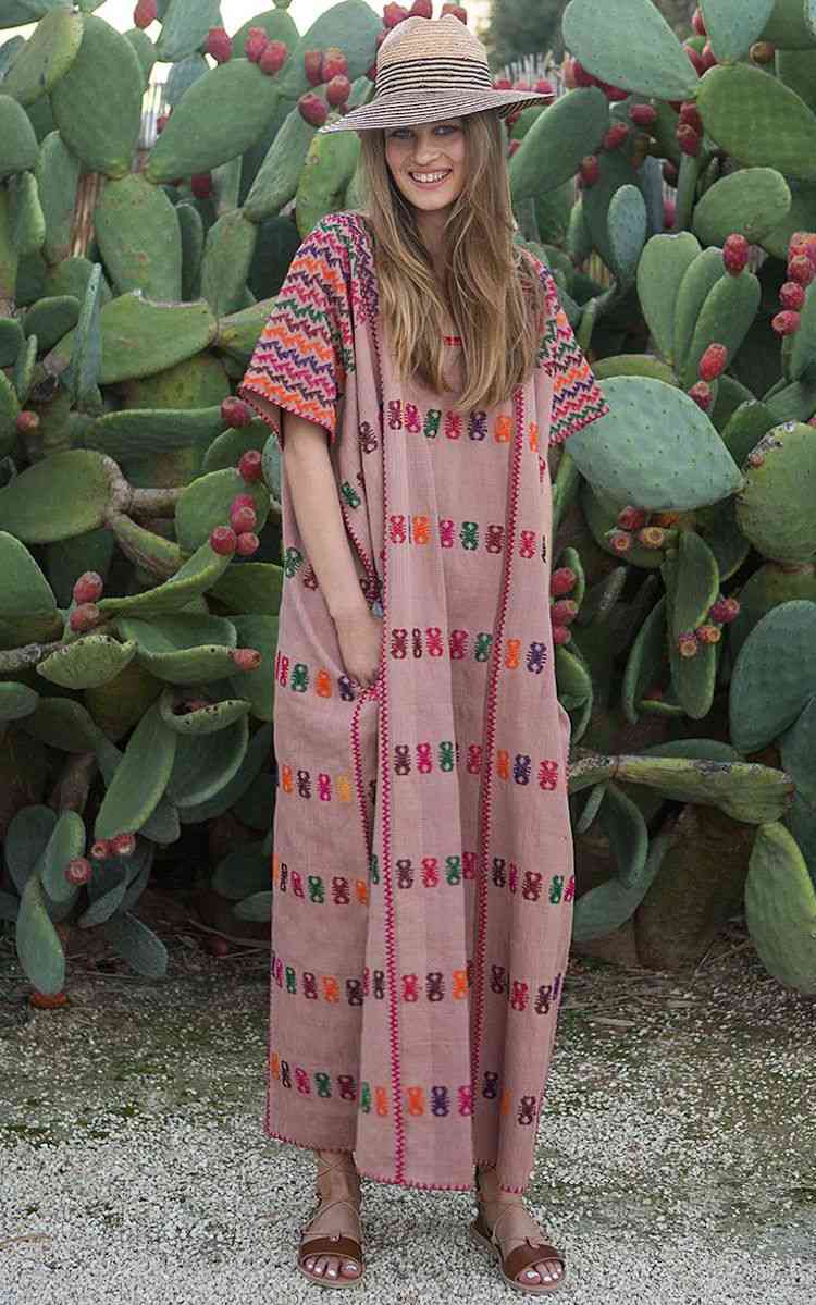 Vydajte sa na dovolenku s kaftanom, plochými rímskymi sandálmi a slameným klobúkom kaftan-fashion-outfity-beach-boho-prázdniny-kaktusy-slamený klobúk