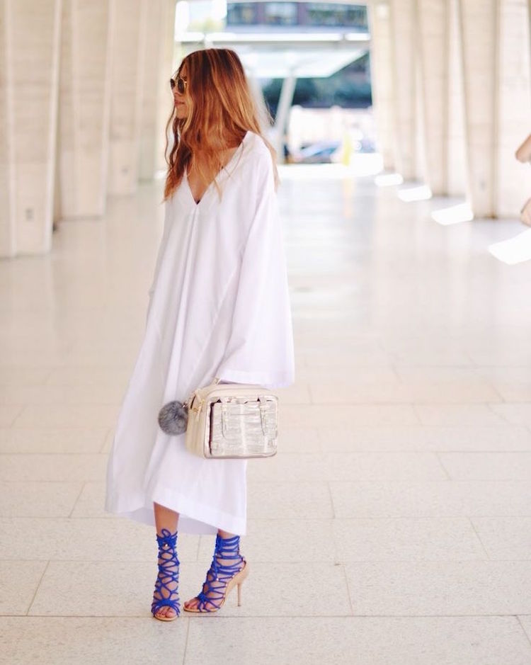 jednoduchý biely bavlnený kaftan s extravagantnými vysokými podpätkami kaftan-fashion-outfity-biela-ľan-vysoké podpätky