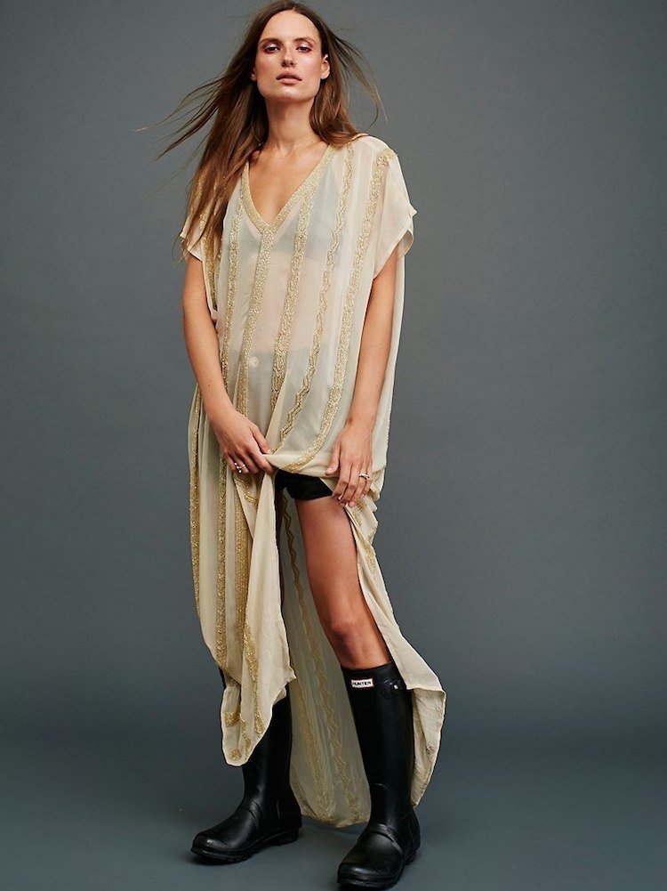 Noste priehľadné textílie so základnými časťami zospodu kaftan-fashion-outfity-farba-piesku-zlate-detaily-kraťasy