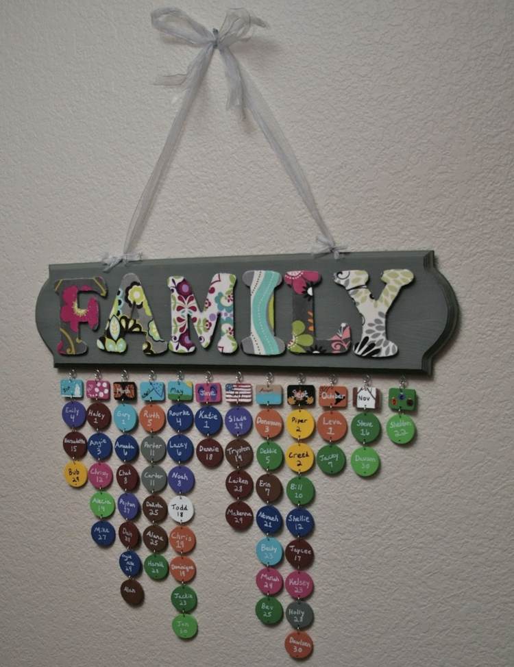 Nápad navrhnúť praktický narodeninový kalendár kalendár-vlastný-dizajn-narodeniny-drevo-korok-farebné-kruhy-závesné