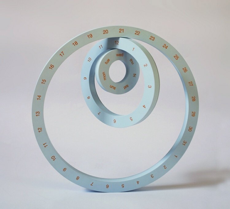 Vytvorte si originálny kalendár z prsteňov kalendár-dizajn-prstene-magnet-nápad-originál