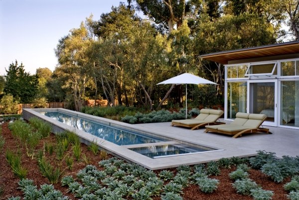 Dom s plochou strechou kúpacie jazierko ležadlo slnečník slnečník