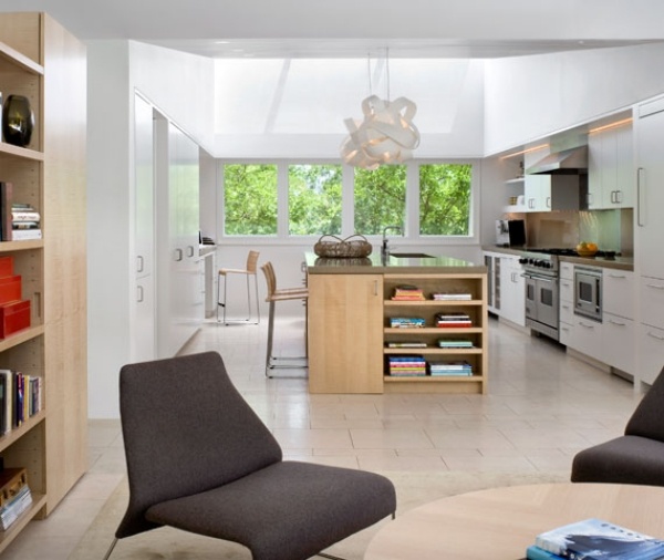 Otvorená kuchyňa jedáleň-biela moderne vybavená