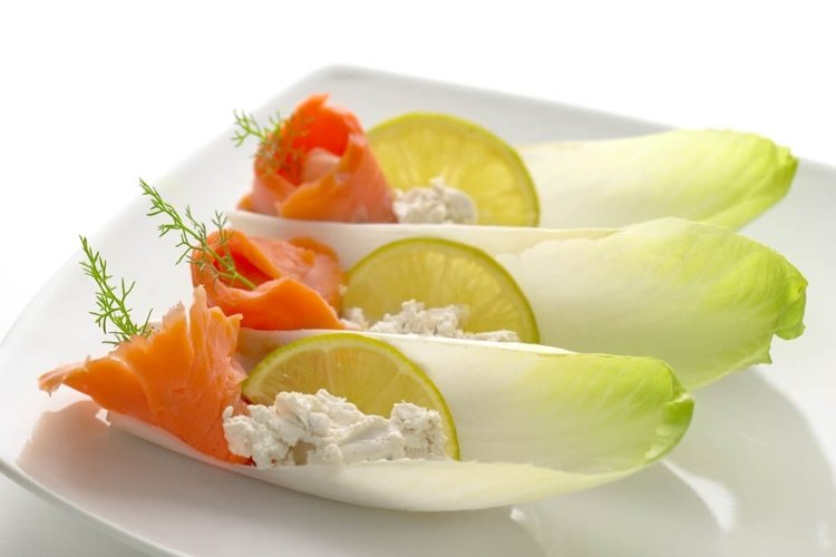 Studené jedlá bez varenia Šalát s údeným lososom