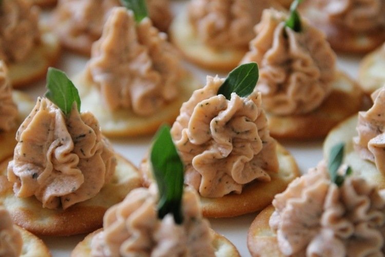 Jednohubky s lososom a korením Studené taniere zdobia -hairy-losos-slané-chleba-krajce-bruschetta