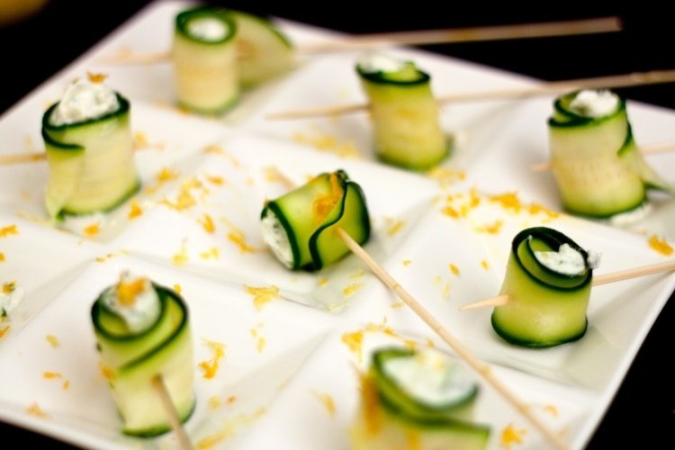 Nibble vyrobené z plnených uhorkových roliek studená miska-obloha-uhorka-roellchen-tanier-servírovanie-náplň