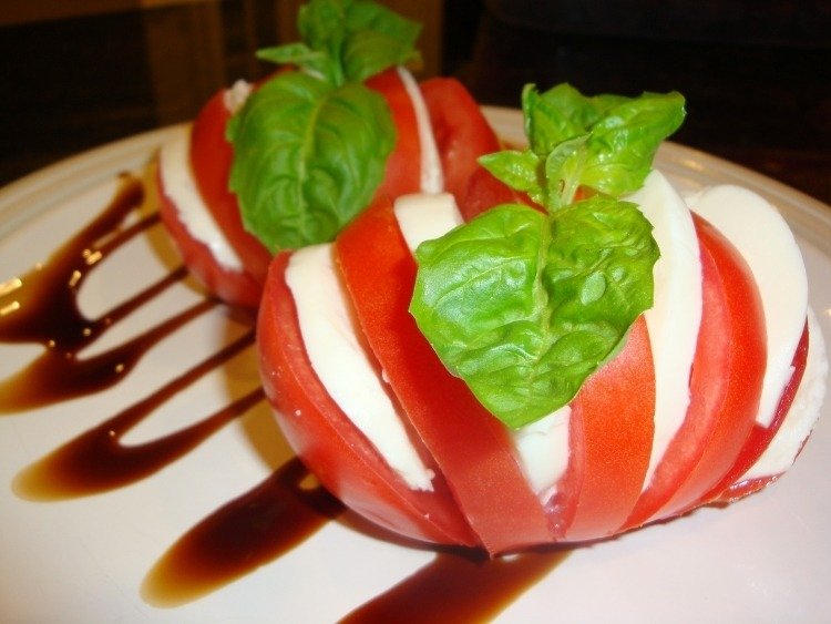 Paradajky naplňte mozzarellou a bazalkou inak a nakrájajte studený tanier-obloha-paradajka-fuehling-syr-bazalka-lahodný