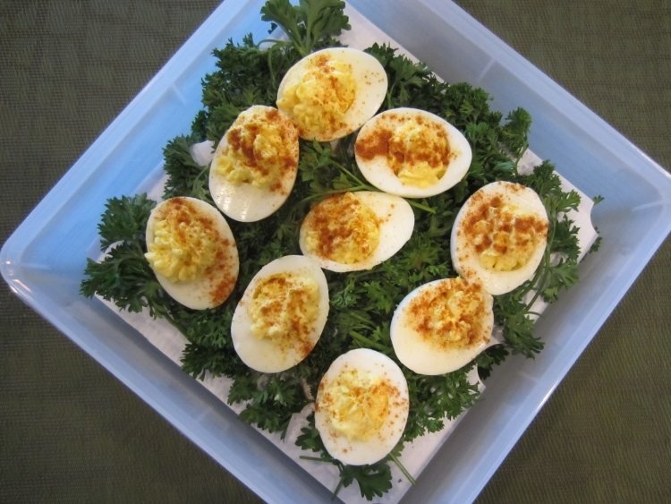Naplňte vajíčka a dajte na petržlenovú vňať Studené taniere zdobia -vaječná plnka-petržlenová vňať-teler-weiss-korenie