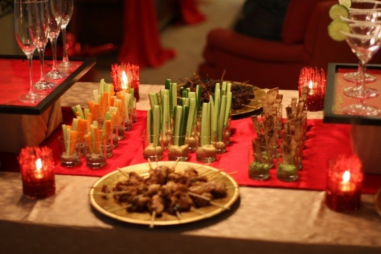 Štartéry pekne poukladajte do misiek a malých pohárov studený tanier-obloha-malé-poháre-tequllaglaeser-lusky-zelenina-sousse-občerstvenie