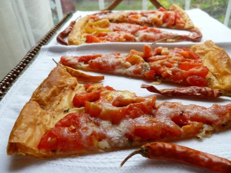 Vkusne poukladajte a podávajte pizzu studený tanier-obloha-paradajka-chilli-pizza-porcia-pekná-domáca