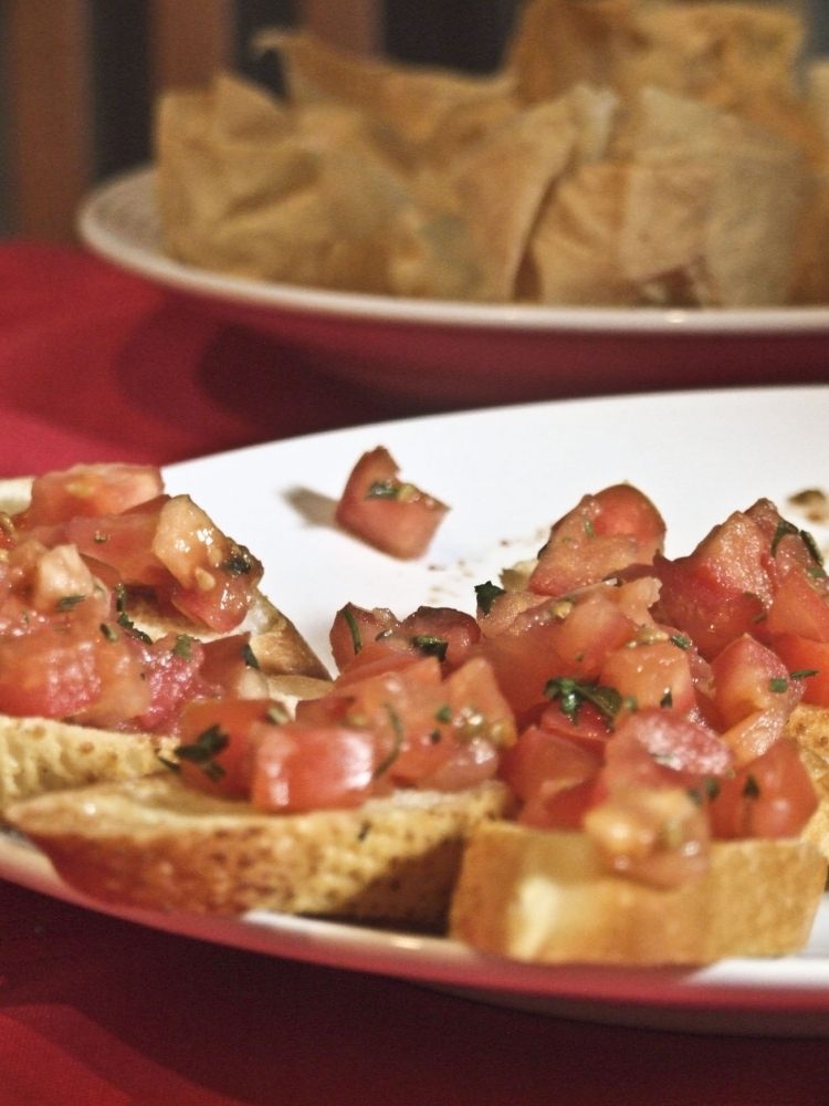 Bruschettas s paradajkami a korením studený tanier-obloha-paradajka-bruschetta-bazalka-párty