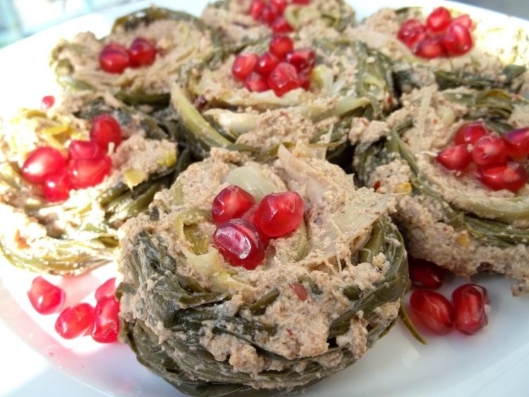 Jarnú cibuľku a špenát ozdobte granátovým jablkom studený tanier-obloha-jarná cibuľka-špenát-garnatapfel-servírovací tanier