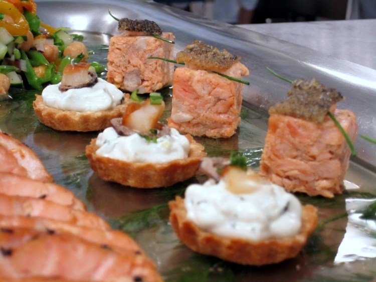 Rybí tanier s lososom, smotanou a pažítkou studený tanier-obloha-ryba-občerstvenie-dekorácia-tuniak-losos