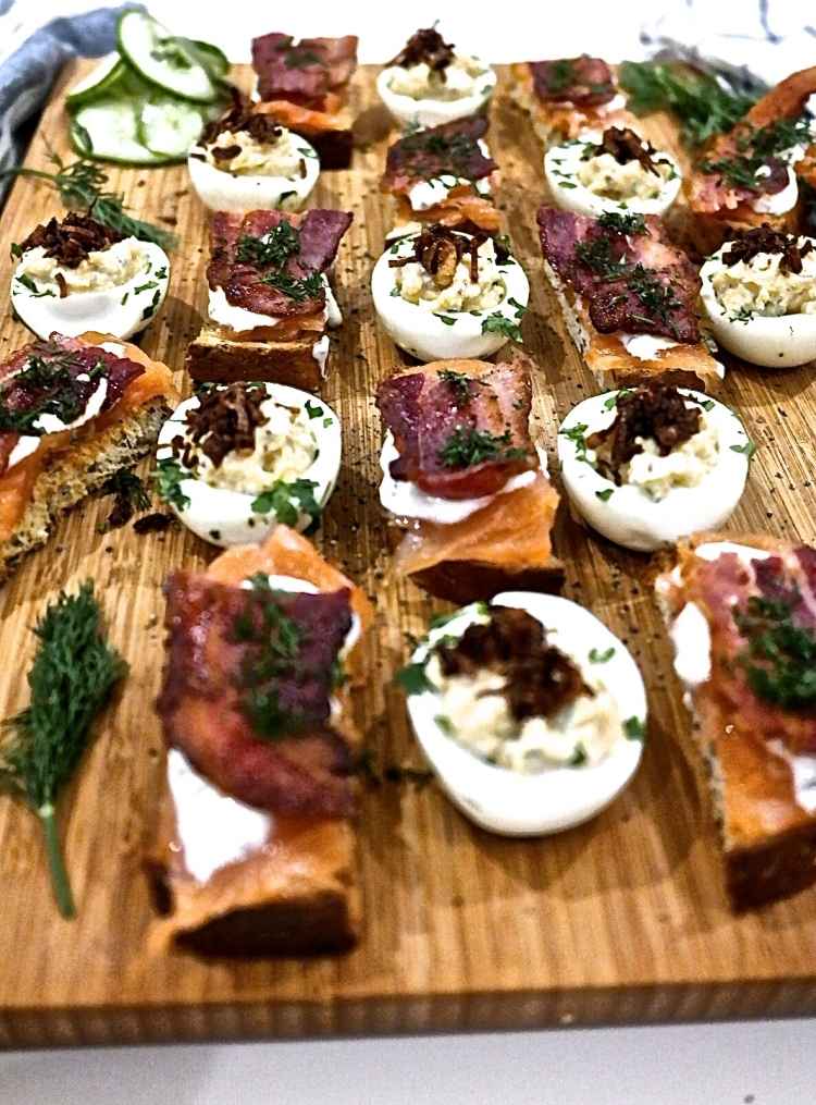 Ozdobte zmiešaný studený tanier studený tanier-obloha-vajíčka-slanina-korenie-chlieb-zmiešaný-podávaný