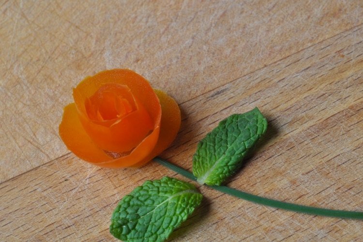jemná ruža z paradajkovej šupky studený tanier-obloha-paradajka-mäta-pažítka-ružová-drevená doska