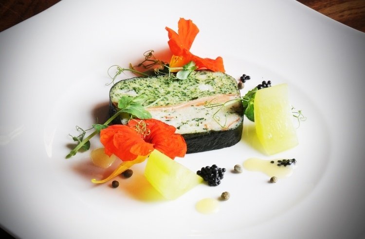 Riad pekne ozdobte kvetmi a ovocím studený tanier-obloha-slúžiť-krásna-kvet-ovocie-svieža-farba