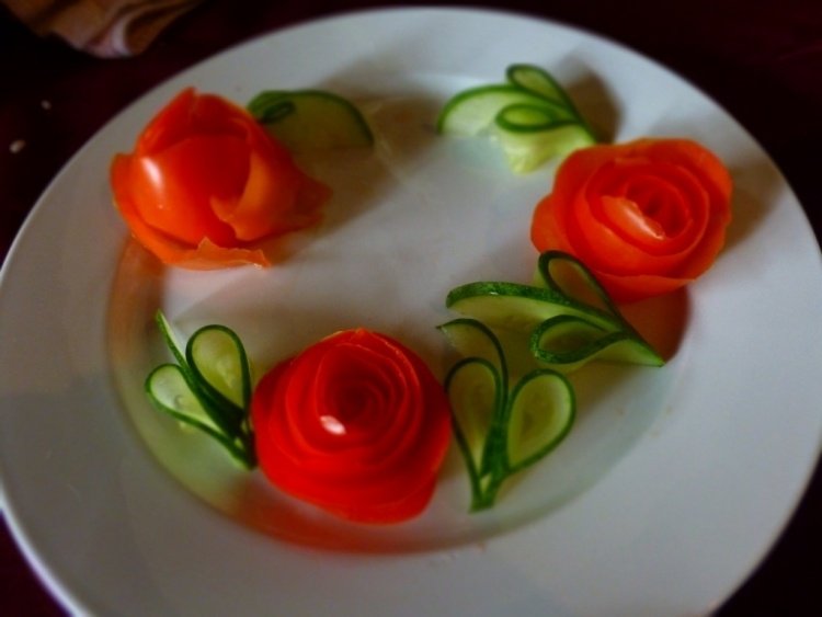 Ozdobte tanier paradajkovou ružou a listami uhorky Studené taniere zdobia-paradajky-uhorka-dekorácia-taniere-krásne