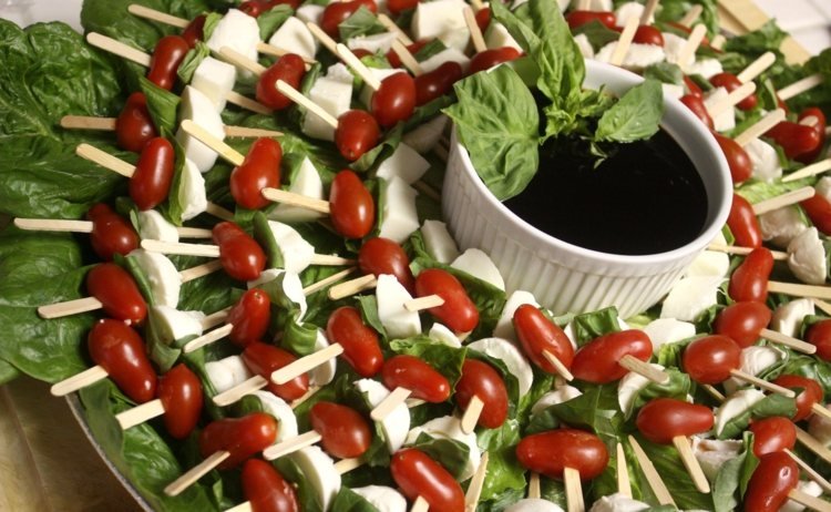 Zeleninový tanier studené taniere zdobia špízy ponorené čerešňové paradajkové syry