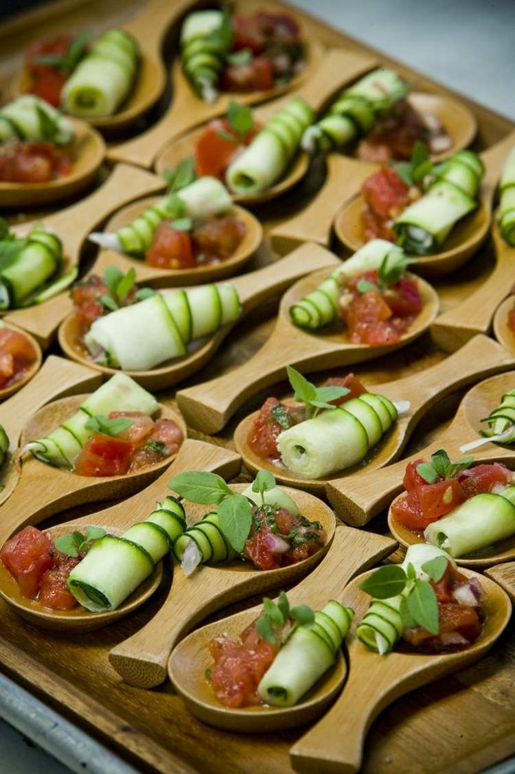 Podávajte studené predjedlá v drevených lyžičkách studené taniere obloha drevená lyžica občerstvenie nápad uhorka