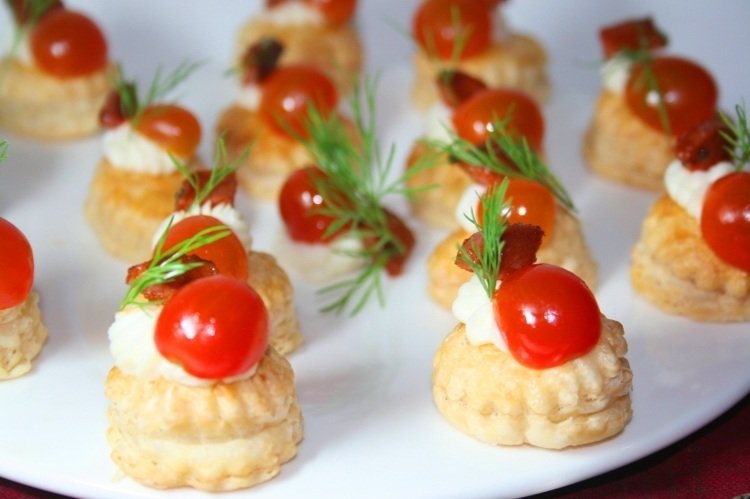 Jednohubky so smotanou a cherry paradajkami Studené taniere zdobia -tomatové-občerstvenie-chlieb-mozzarella-čerešňový paradajkový-kôpor