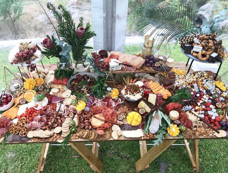 Bufetové dekorácie zo sušených mäsových špecialít