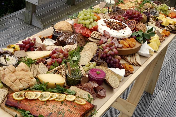 Podávanie studených bufetových sušienok namáča kraftový papier namiesto obrusu