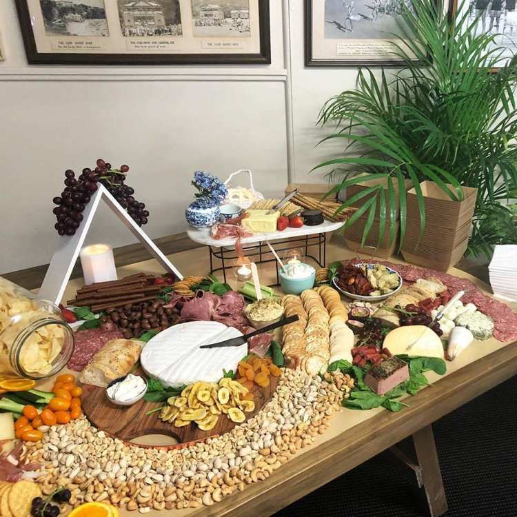 Bufetový stôl pre 10 osôb s orechovými sušienkami hranolky zelenina