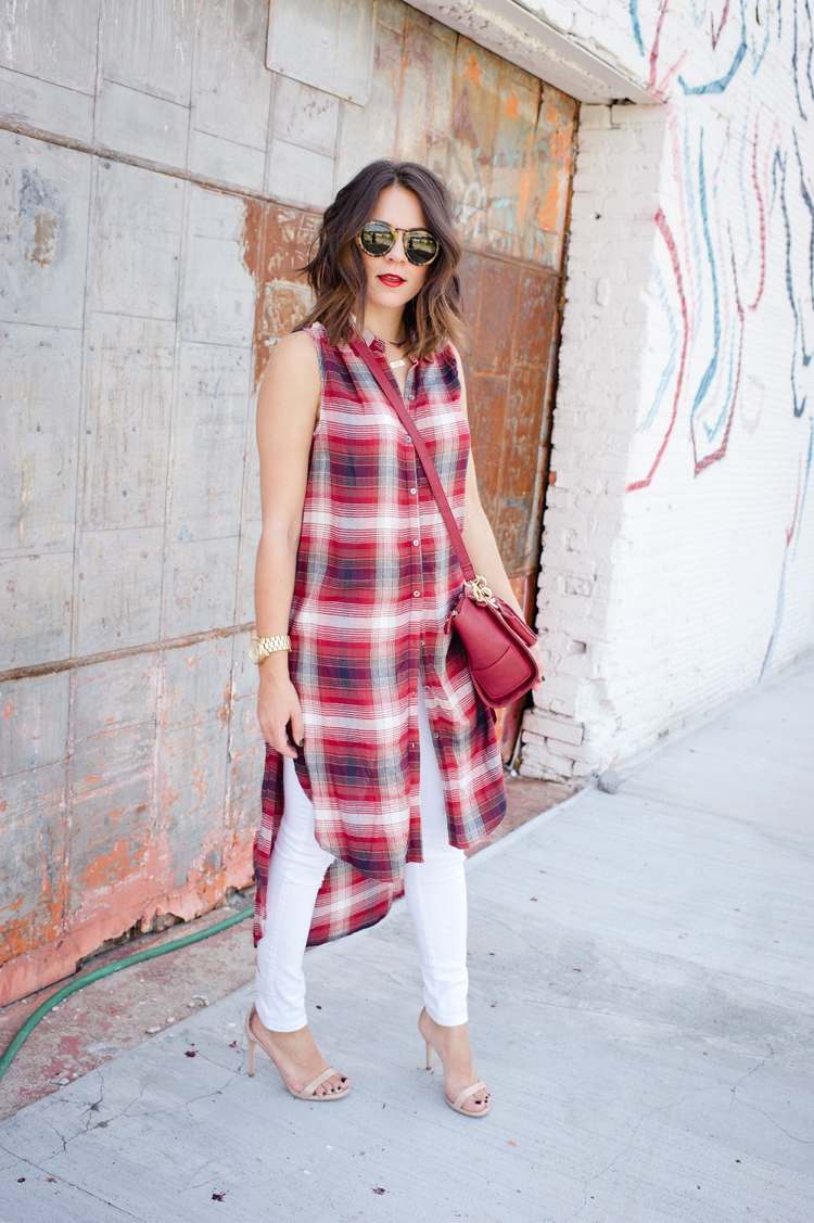 Károvaná móda-parmicová blúzka bez rukávov v červeno-bielo-čiernej farbe Károvaná módna blúzka-červená-parmica-slnečné okuliare-vysoké podpätky