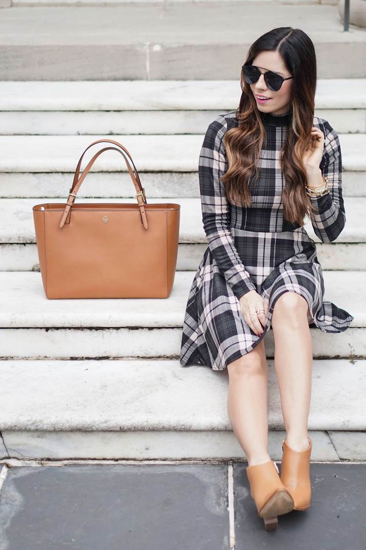 Kárované módne šaty klasického strihu v čiernej a béžovej farbe Károvaná móda -béžovo-čierno-hnedo-jesenné-šaty