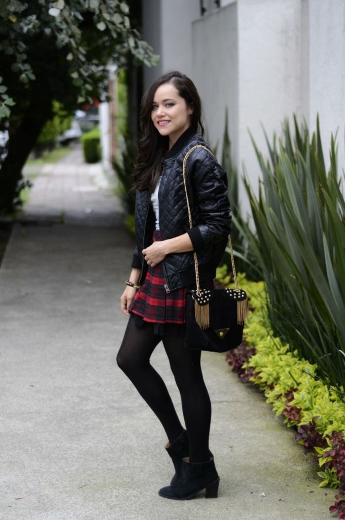 Prešívaná bunda s károvanou sukňou v čiernej a červenej farbe Prešívaná bunda s kostkovanou sukňou