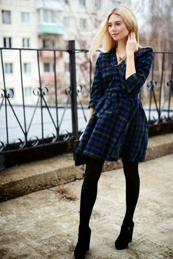 čierno -modrý károvaný kabát s čiernymi topánkami károvaný kabát s platformou-topánky