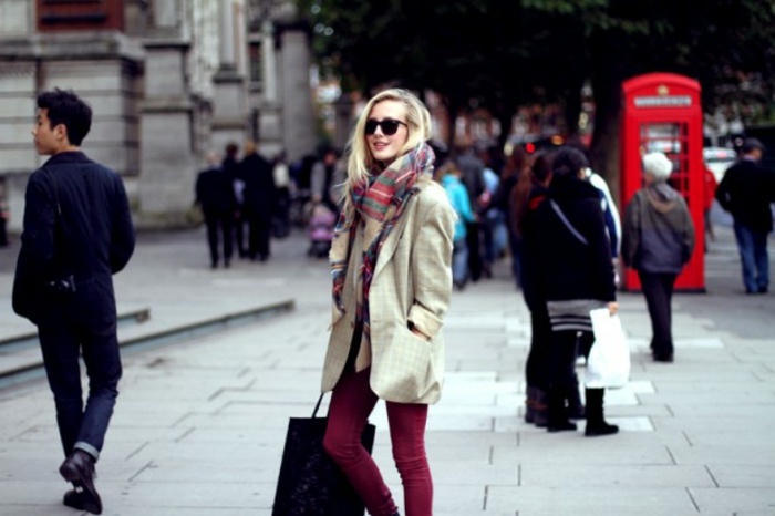 kontrola svetla pod tmavšou šatkou Béžová šatka s károvaným a pruhovaným sakom