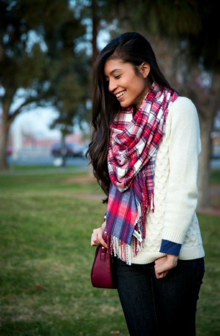 ako kombinovať kockovanú módu Pletený sveter s károvanou šatkou
