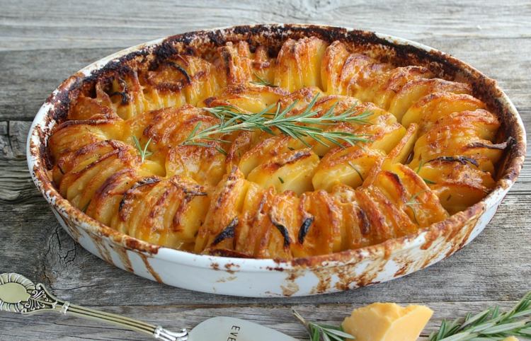Zemiakový gratinovaný recept smotanový syr zapečený chrumkavý rozmarín