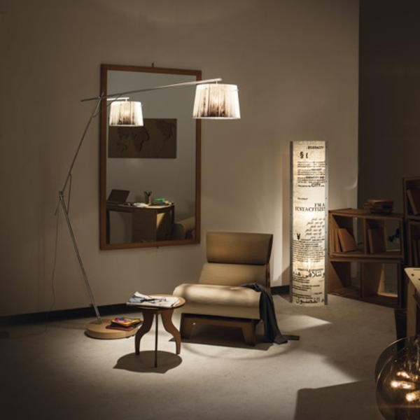 Konštrukcia stojacej lampy na bočný stôl s kreslom