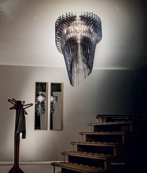 Svietidlá navrhnuté kartónové schody