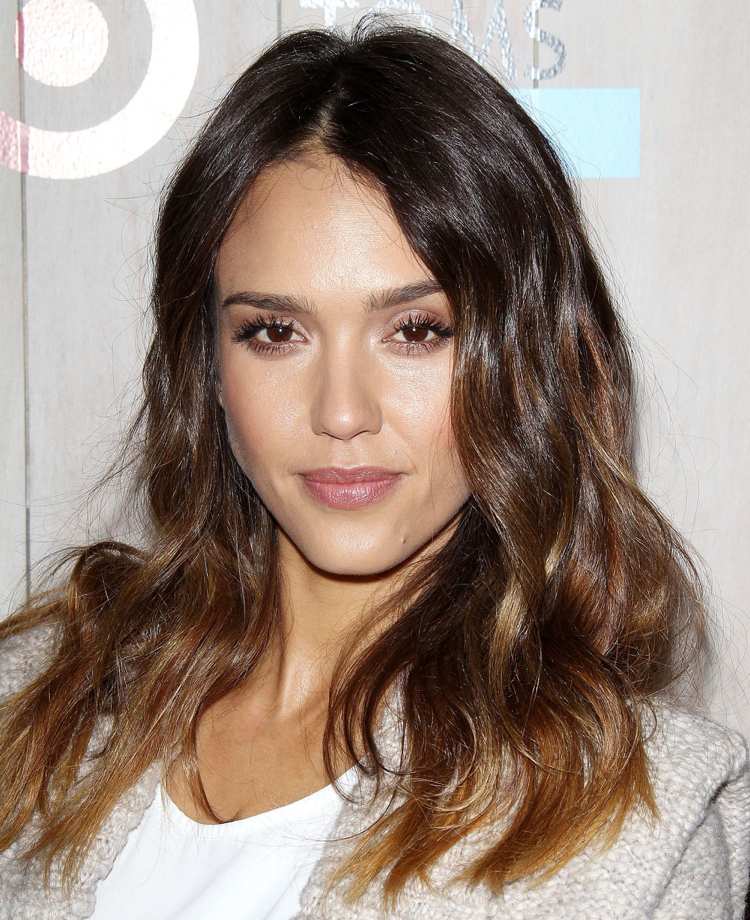 gaštanová farba vlasov jessica alba svetlo zlatá blond melír